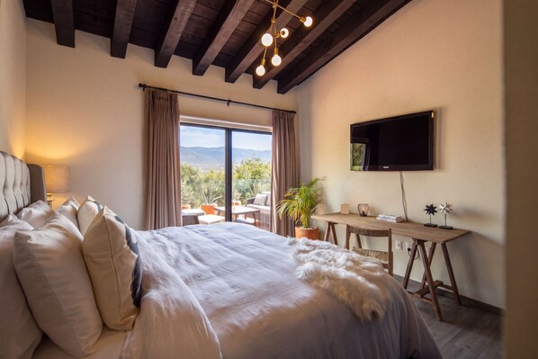 Luxury House | 5 bedrooms, Egyptian cotton sheets, premium bedding, memory-foam beds