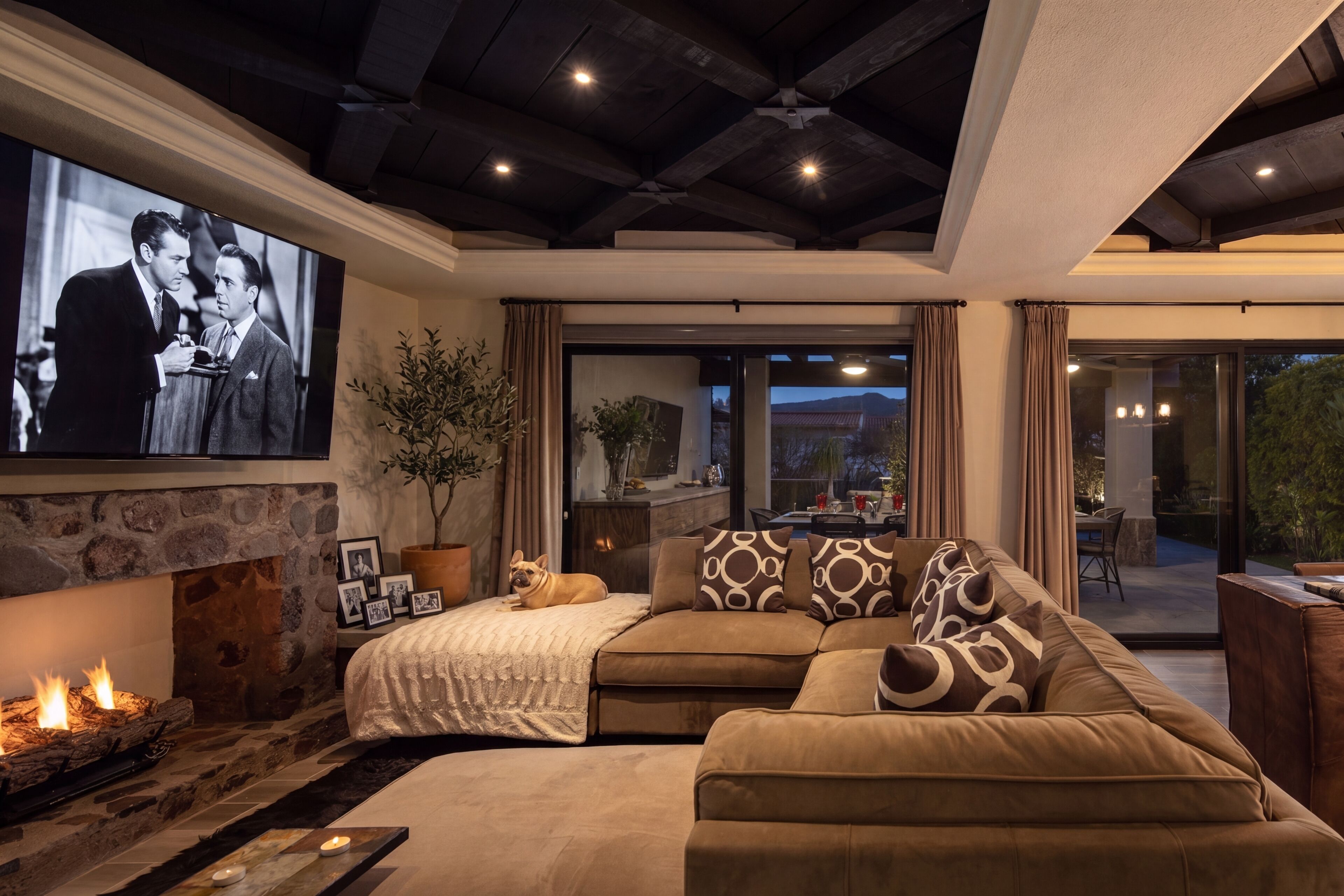 Casa de lujo | Área de sala de estar | Smart TV de 50 pulgadas con canales digitales, televisión y chimenea 