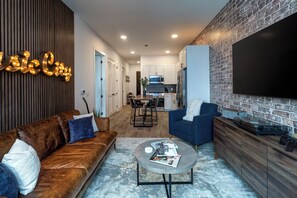 Condo, varias camas, cocina, vista a la ciudad | Área de sala de estar | Televisión de 40 pulgadas con canales digitales 