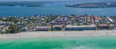 Ubicación a pie de playa, tumbonas y toallas de playa