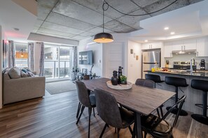 Dining - CONDO Vieux-Québec - 2CH, Modern, Rooftop Pool & More! (Québec)