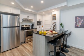 Fridge, microwave, oven, stovetop - CONDO Vieux-Québec - 2CH, Modern, Rooftop Pool & More! (Québec)