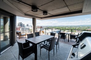 Outdoor dining - CONDO Vieux-Québec - 2CH, Modern, Rooftop Pool & More! (Québec)