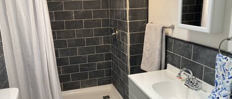 Handtücher, Seife, Shampoo, Toilettenpapier