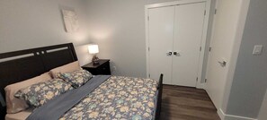 2 bedrooms, desk, free WiFi, bed sheets - OASIS COZY SUITE (Saskatoon)