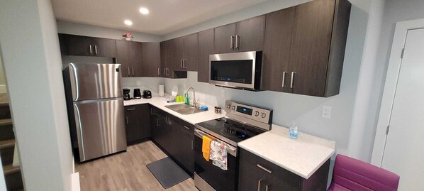 Fridge, microwave, oven, stovetop - OASIS COZY SUITE (Saskatoon)