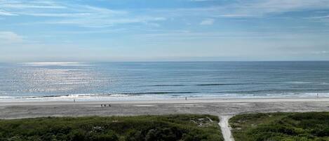 Perto da praia, espreguiçadeiras, toalhas de praia