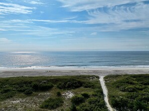 Perto da praia, espreguiçadeiras, toalhas de praia 