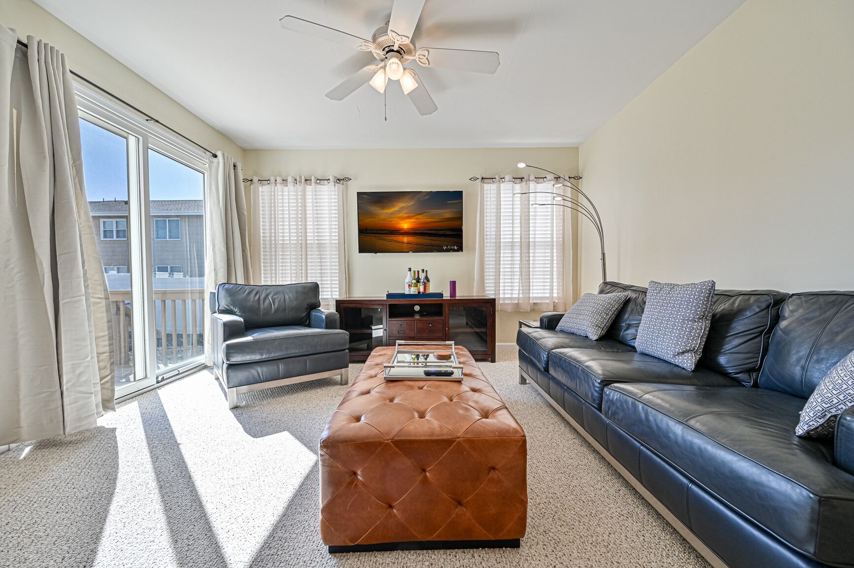 Lounge area to sit & have a cocktail before heading out to dinner or the casino.
