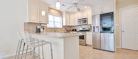 Køleskab, mikrobølgeovn, ovn, kogeplade