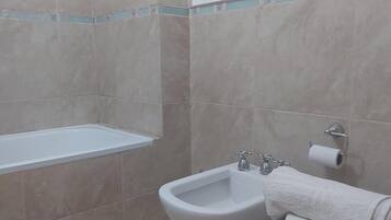 SĂšche-cheveux, serviettes fournies, papier toilette