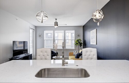 BEAUTIFUL 1BDR APARTMENT W/ KING BED