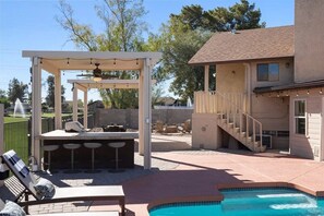 Una piscina al aire libre, una piscina climatizada