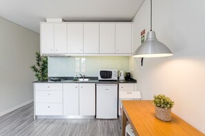 Refrigerador, microondas, parrilla de estufa y cafetera y tetera 