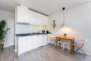 Køleskab, mikrobølgeovn, kogeplade, kaffe-/temaskine