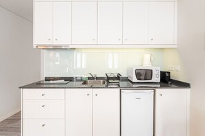 Een koelkast, een magnetron, een oven, een kookplaat