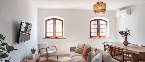 Televisión y chimenea