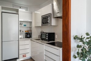 Geladeira, micro-ondas, cooktop, lava-louças