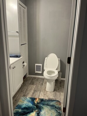 Een douche, handdoeken, toiletpapier