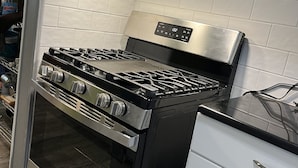 Cafetera o tetera, frigorífico, microondas y horno