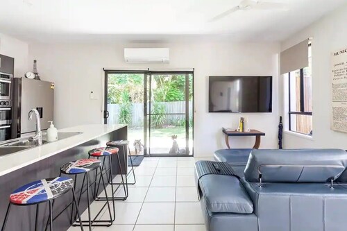 French Beach Bungalow (2br, pet-friendly)