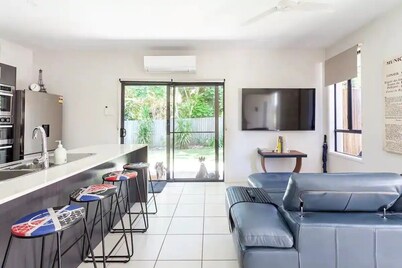 French Beach Bungalow (2br, pet-friendly)