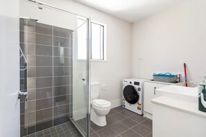 Bruser, miljøvenlige toiletartikler, hårtørrer, håndklæder
