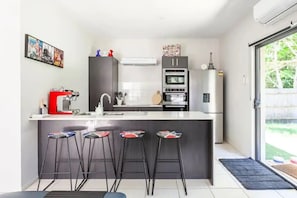 Kühlschrank, Mikrowelle, Ofen, Herdplatte
