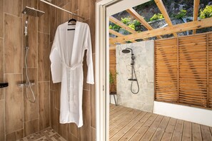 Douche, sèche-cheveux, serviettes fournies