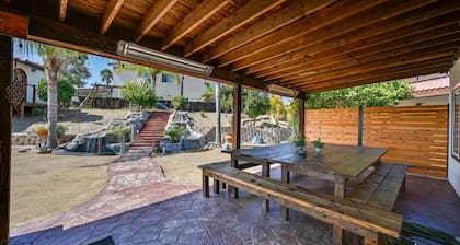 Cozy and quiet 6-bedroom retreat close to outlet mall shopping and more!