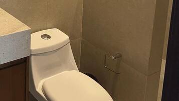 Departamento clásico | Baño | Regadera y toallas