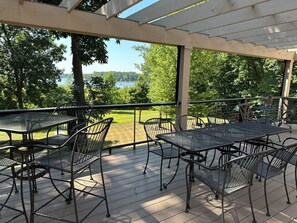 Outdoor dining - Beautiful Rustic Lakehouse in Michigan, gorgeous views and total relaxation (Montgomery)
