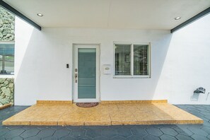 Exterior detail - Expansive Multi Story Home in the Heart of Miami (Miami)