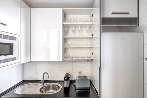 Réfrigérateur, micro-ondes, four, plaque de cuisson
