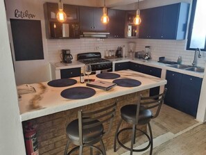 Refrigerador, microondas, horno y cafetera y tetera 