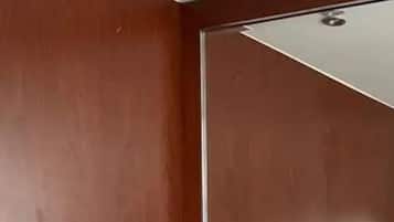 Departamento económico | Área de sala de estar | Televisión de 35 pulgadas con canales por cable