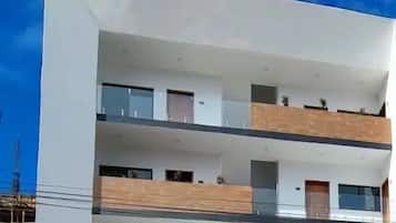 Vista frontal de la propiedad