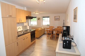 Køleskab, ovn, kogeplade, kaffe-/temaskine