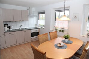 KylskÄp, ugn, spishÀll och kaffe- och tebryggare