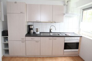 Fridge, oven, stovetop, coffee/tea maker