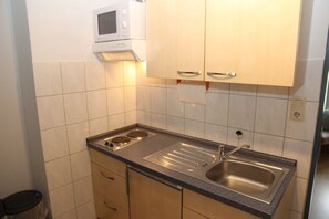 Refrigerador, microondas, parrilla de estufa y cafetera y tetera 