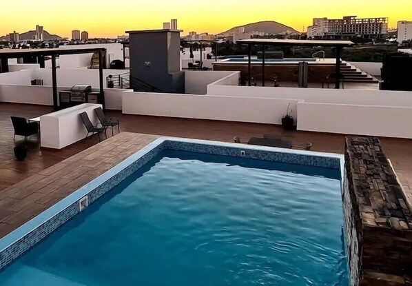 حمّام سباحة خارجي