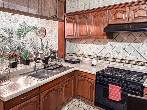 Refrigerador, microondas, horno y cafetera y tetera 