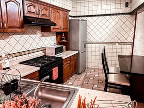 Refrigerador, microondas, horno y cafetera y tetera 