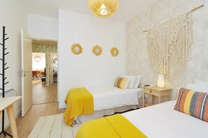 2 camere, una scrivania, ferro/asse da stiro, culla da viaggio