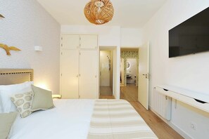 2 Schlafzimmer, Schreibtisch, Bügeleisen/Bügelbrett, Reisekinderbett