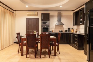 Cafetière/bouilloire, chaise haute