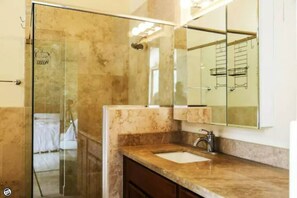 Een douche, een haardroger, handdoeken, zeep