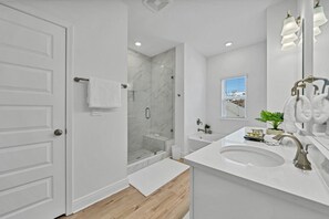 Hair dryer, towels, soap, shampoo - Beach House Luxury&Cozy mins to Destin/30A/Beaches (Santa Rosa Beach)