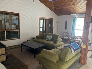 Älytelevisio, takka, videopelejä, DVD-soitin